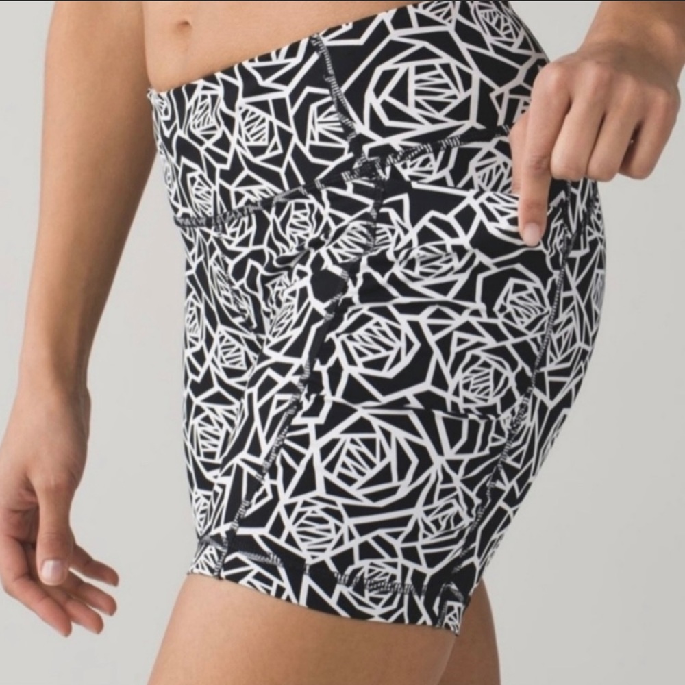 Lululemon Speed Tight Biker Shorts Posey Black / White, size 4, EUC
